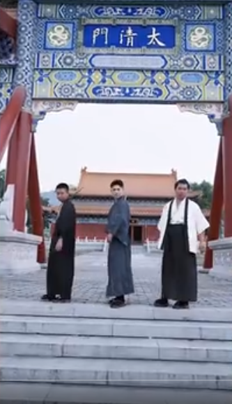 傲世神主海报